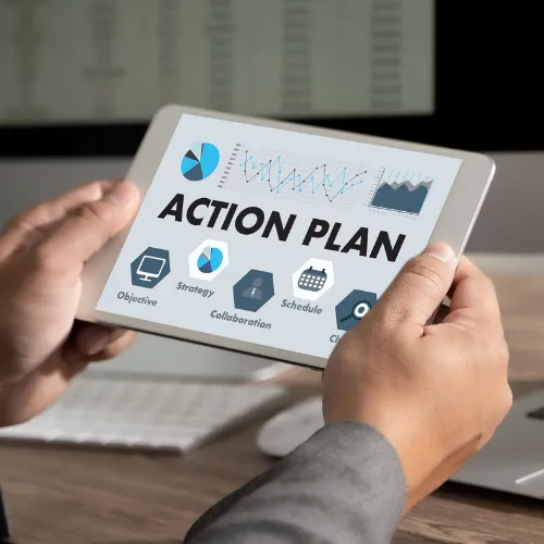 Mains tenant une tablette affichant un plan d'action RSE avec objectifs, stratégie et calendrier