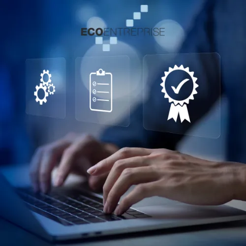 Mains tapant sur un ordinateur avec des icônes holographiques de processus, checklist et médaille de certification EcoEntreprise