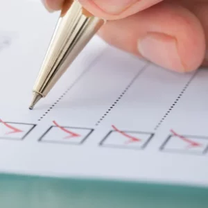 Stylo cochant des cases sur une checklist représentant les critères des nouveaux standards de certification B Corp