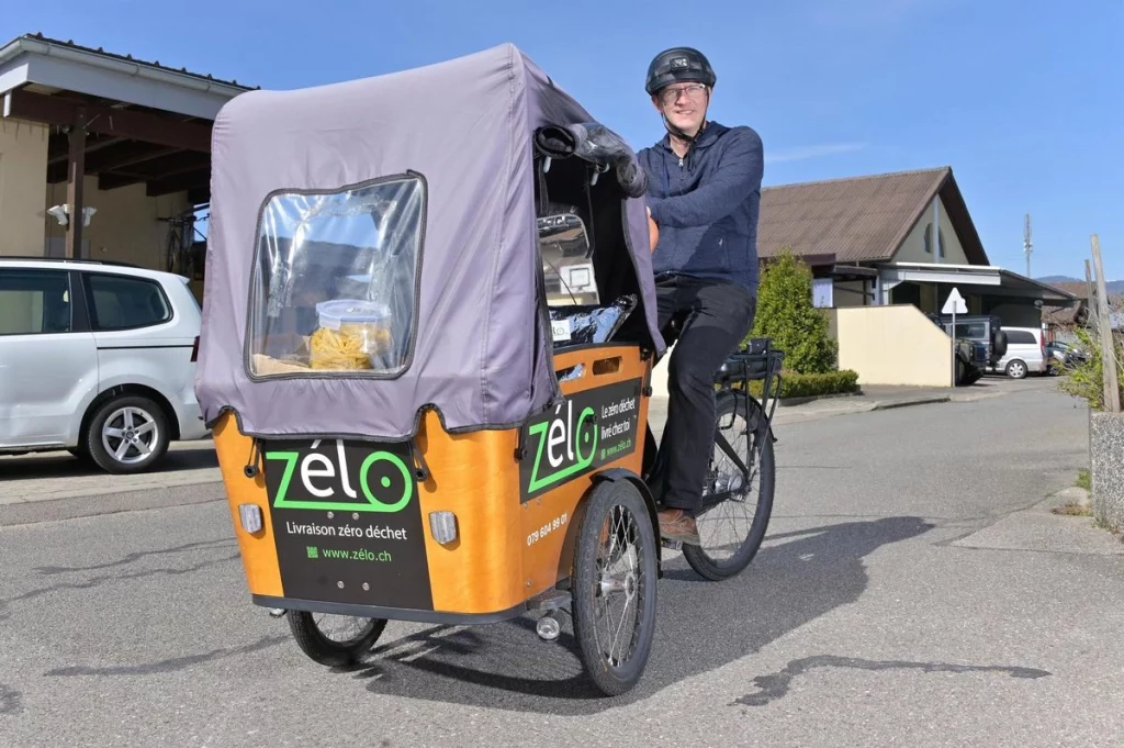 Zélo-Lieferant mit elektrischem Lastenfahrrad für abfallfreie Lieferungen in der Schweiz