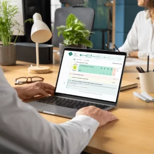 Personne utilisant la plateforme RSE de Mon Entreprise Durable sur un ordinateur portable au bureau